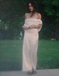 Sarah Shahi feet photo thumbnail