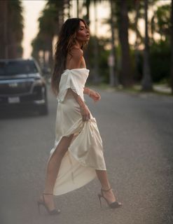 Sarah Shahi feet photo thumbnail