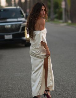 Sarah Shahi feet photo thumbnail