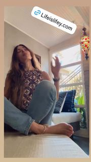 Sarah Shahi feet photo 6