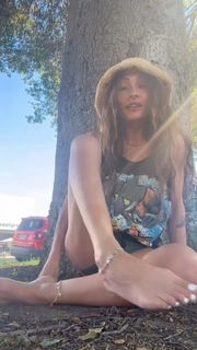 Sarah Shahi feet photo 16