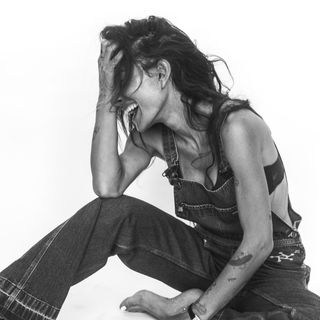 Sarah Shahi feet photo 3