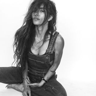 Sarah Shahi feet photo 2