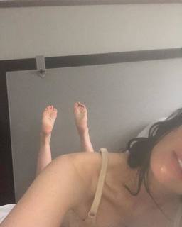 Sarah Silverman feet photo thumbnail