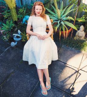 Sarah Snook feet photo thumbnail