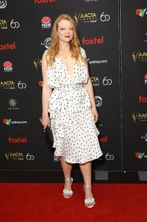 Sarah Snook feet photo thumbnail