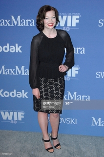 Sarah Snook feet photo thumbnail