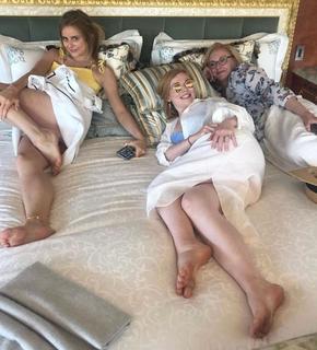 Sarah Snook feet photo thumbnail