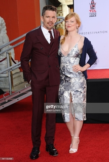 Sarah Snook feet photo thumbnail