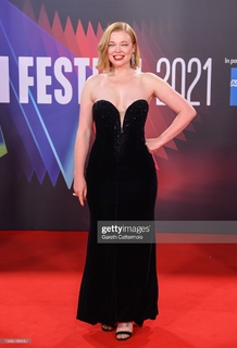 Sarah Snook feet photo thumbnail