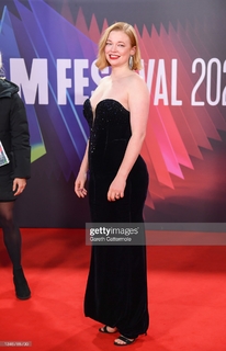 Sarah Snook feet photo thumbnail