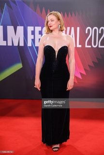 Sarah Snook feet photo thumbnail