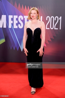 Sarah Snook feet photo thumbnail