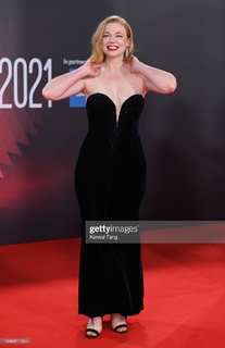 Sarah Snook feet photo thumbnail