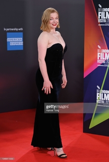 Sarah Snook feet photo thumbnail