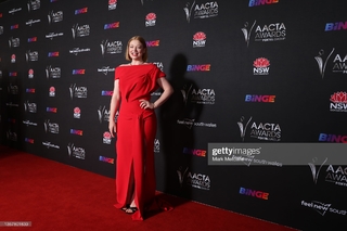 Sarah Snook feet photo thumbnail