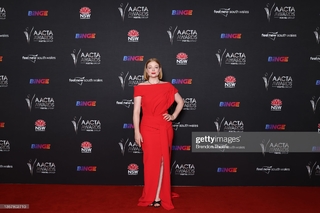 Sarah Snook feet photo thumbnail