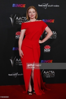 Sarah Snook feet photo thumbnail