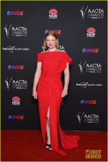 Sarah Snook feet photo thumbnail