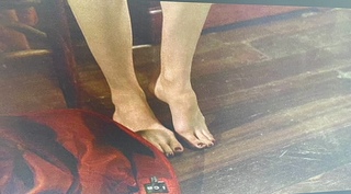 Sarah Thompson feet photo 4