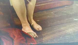 Sarah Thompson feet photo 3