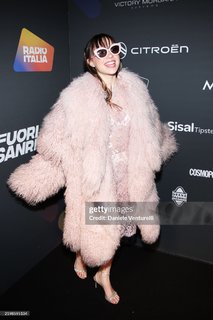 Sarah Toscano feet photo thumbnail