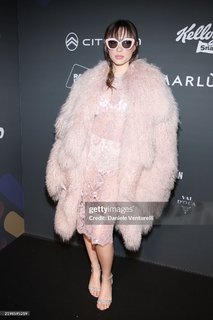 Sarah Toscano feet photo thumbnail