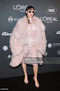 Sarah Toscano feet photo thumbnail