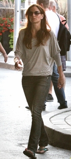 Sarah Wayne Callies feet photo thumbnail
