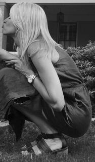 Sarah Wright feet photo thumbnail