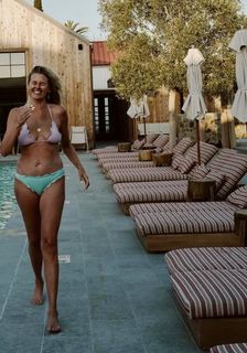 Sarah Wright feet photo thumbnail