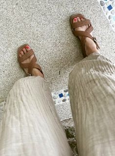 Sarah Wright feet photo thumbnail