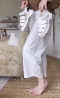 Sarah Wright feet photo thumbnail