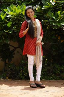 Saranya Mohan feet photo 3