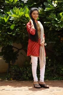 Saranya Mohan feet photo 2