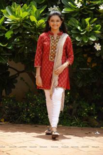 Saranya Mohan feet photo 1