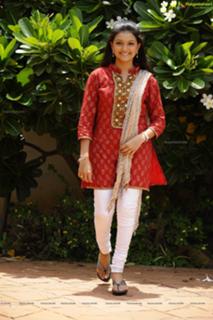 Saranya Mohan feet photo 20