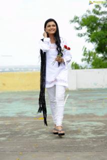Saranya Mohan feet photo 14