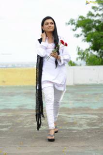 Saranya Mohan feet photo 13