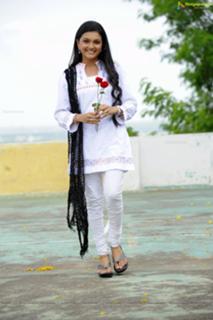Saranya Mohan feet photo 12