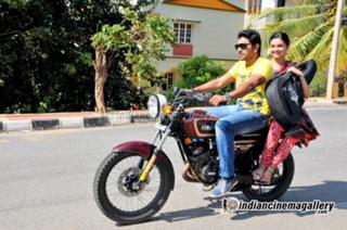 Saranya Mohan feet photo 7