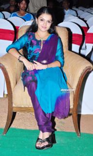 Saranya Mohan feet photo 15
