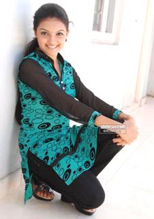 Saranya Mohan feet photo 14
