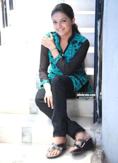 Saranya Mohan feet photo 12