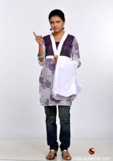 Saranya Mohan feet photo 3