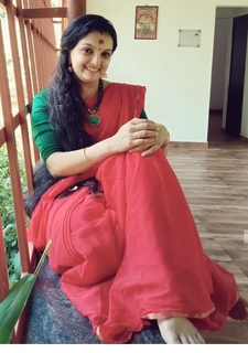 Saranya Mohan feet photo 4