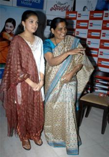 Saranya Mohan feet photo 15