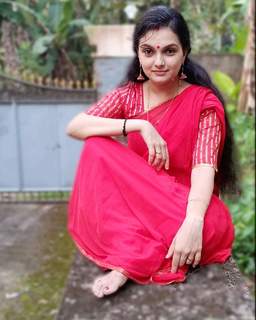 Saranya Mohan feet photo 13