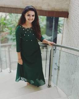 Saranya Mohan feet photo 11