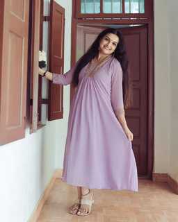 Saranya Mohan feet photo 5
